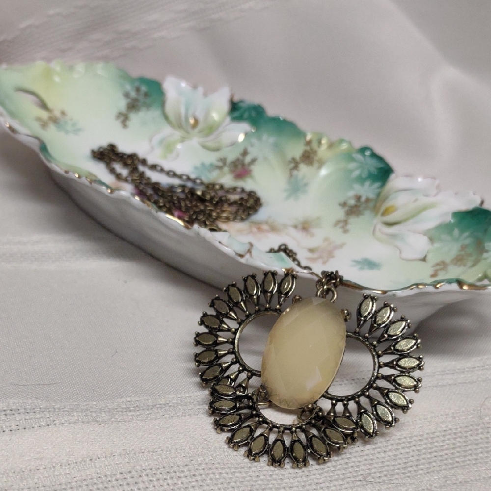 Vintage Gold Tone and Cream Faceted Lucite Pendant Necklace
